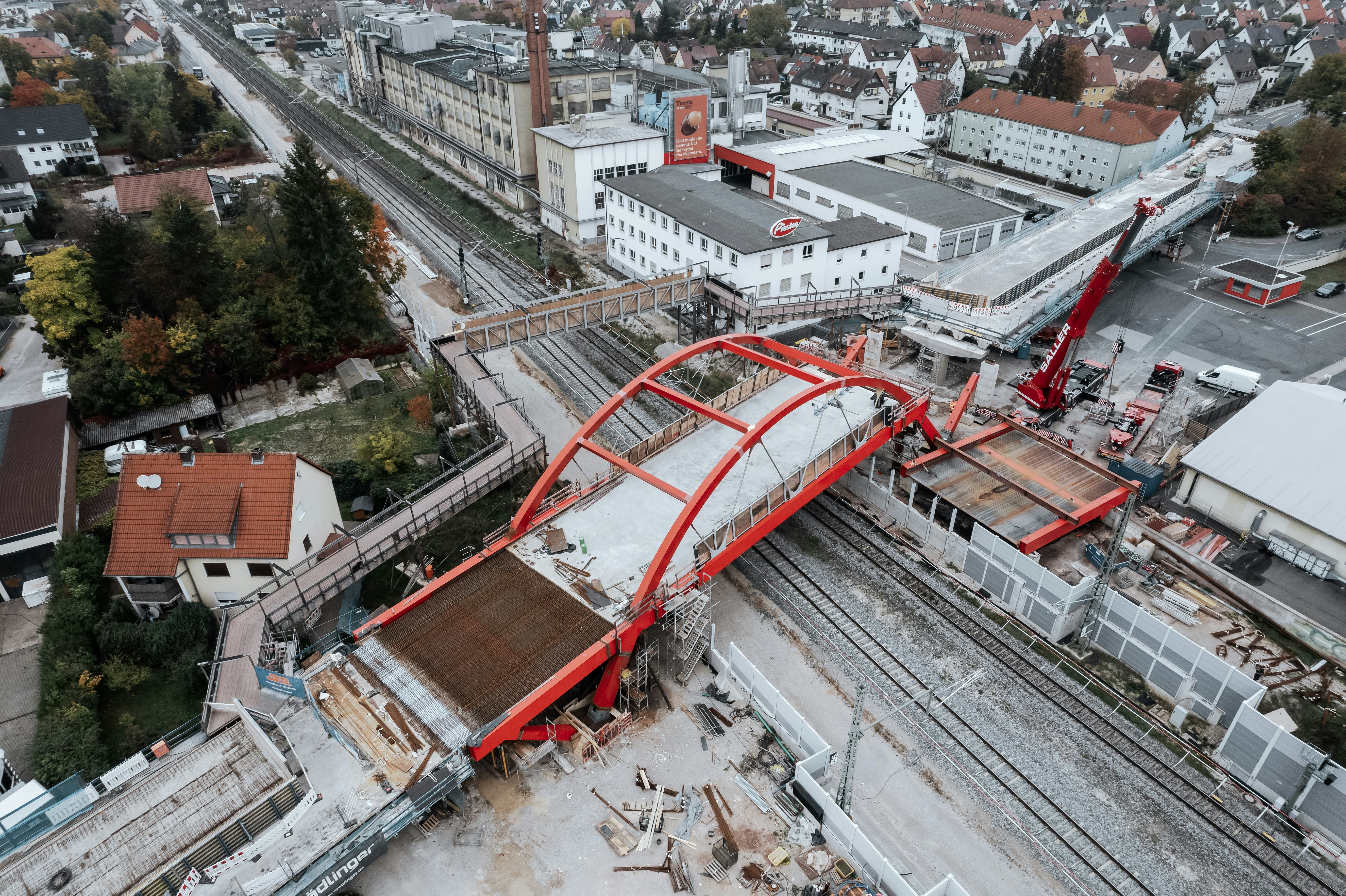 Rädlinger Ingenieurbau: Drohnenaufnahme der Piastenbrücke in Forchheim beim Einhub eines Brückenteils