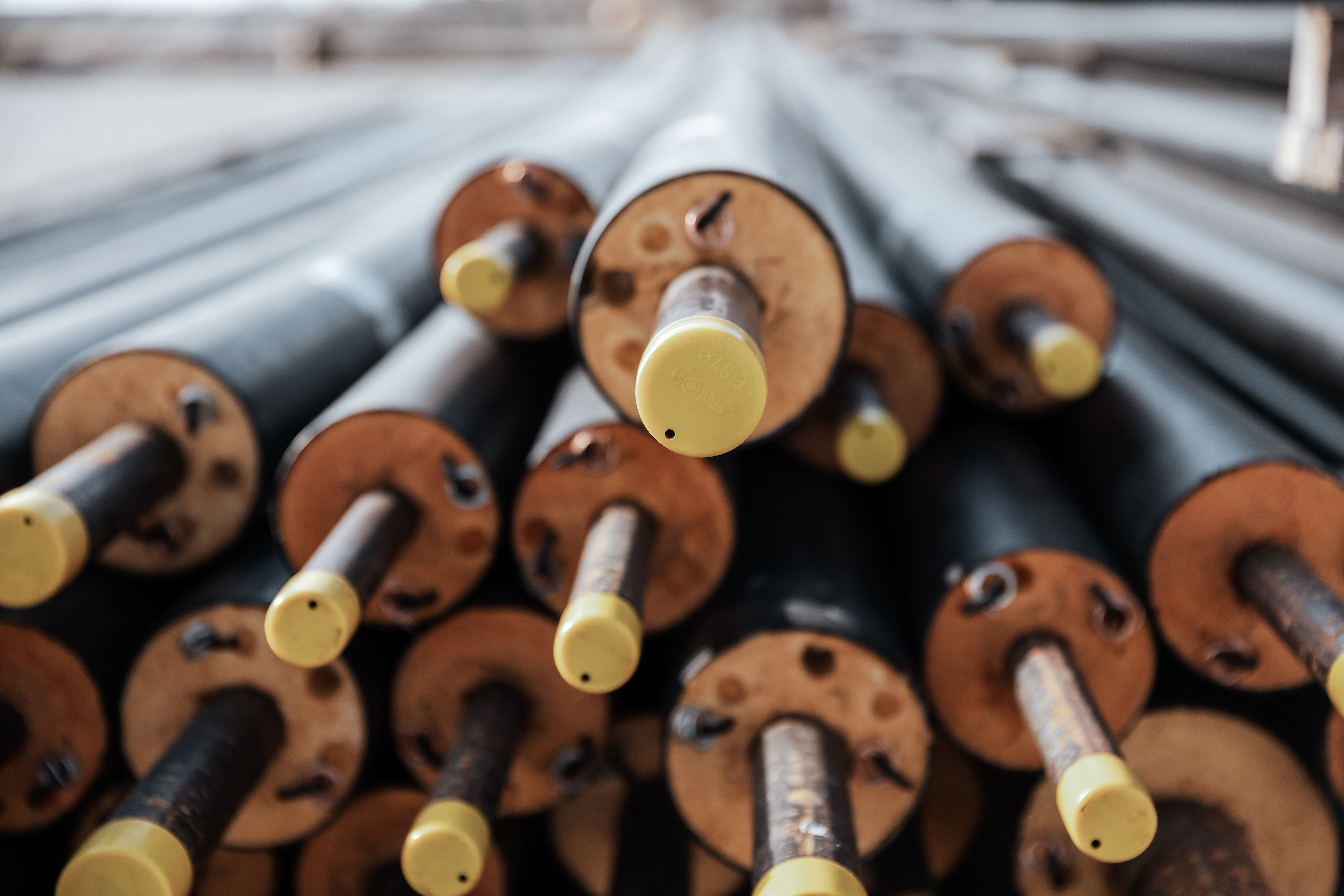 Mehrere Fernwärmeleitungen gestapelt