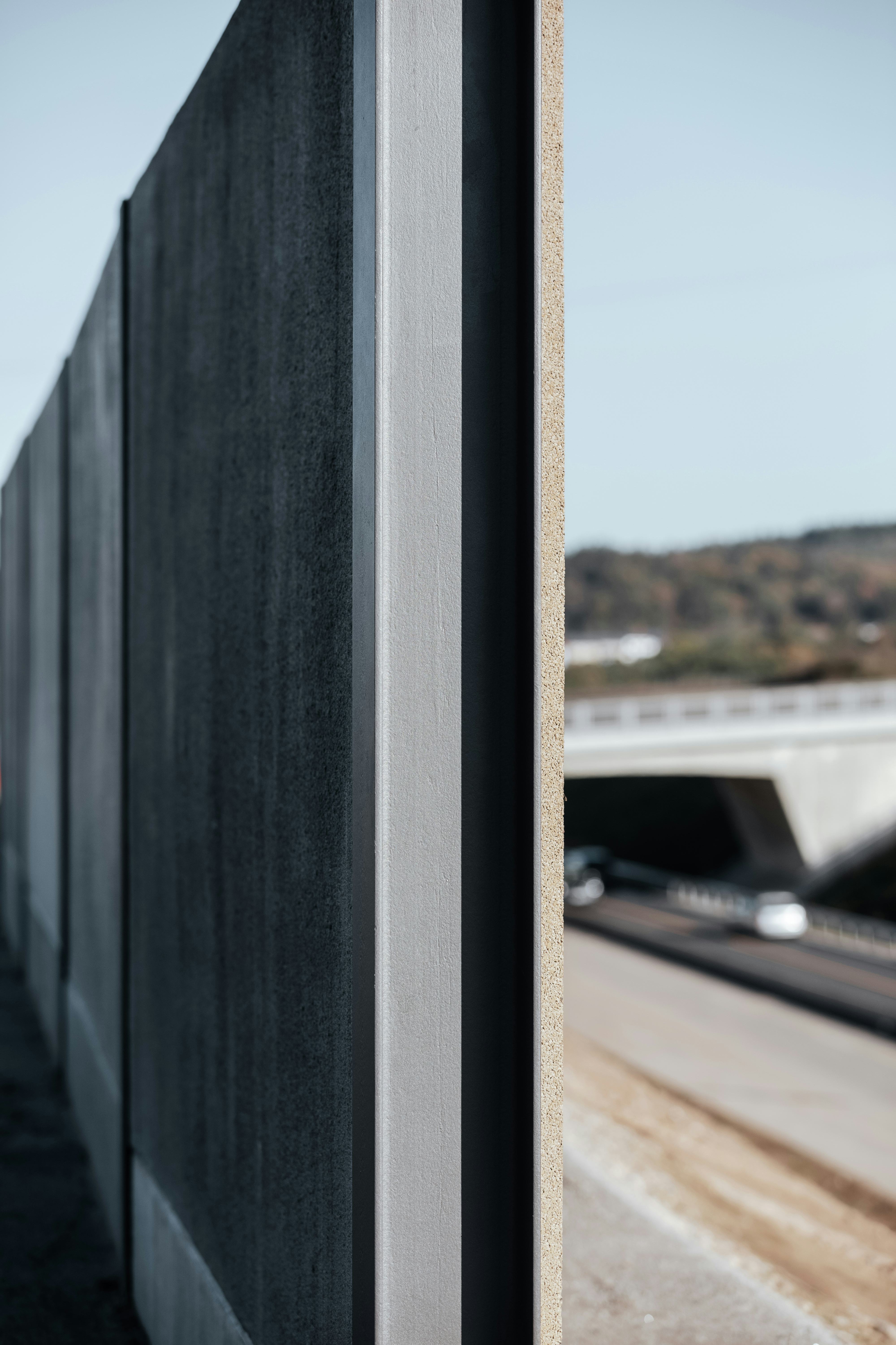 Detailaufnahme einer Lärmschutzwand aus Aluminium entlang einer Autobahn