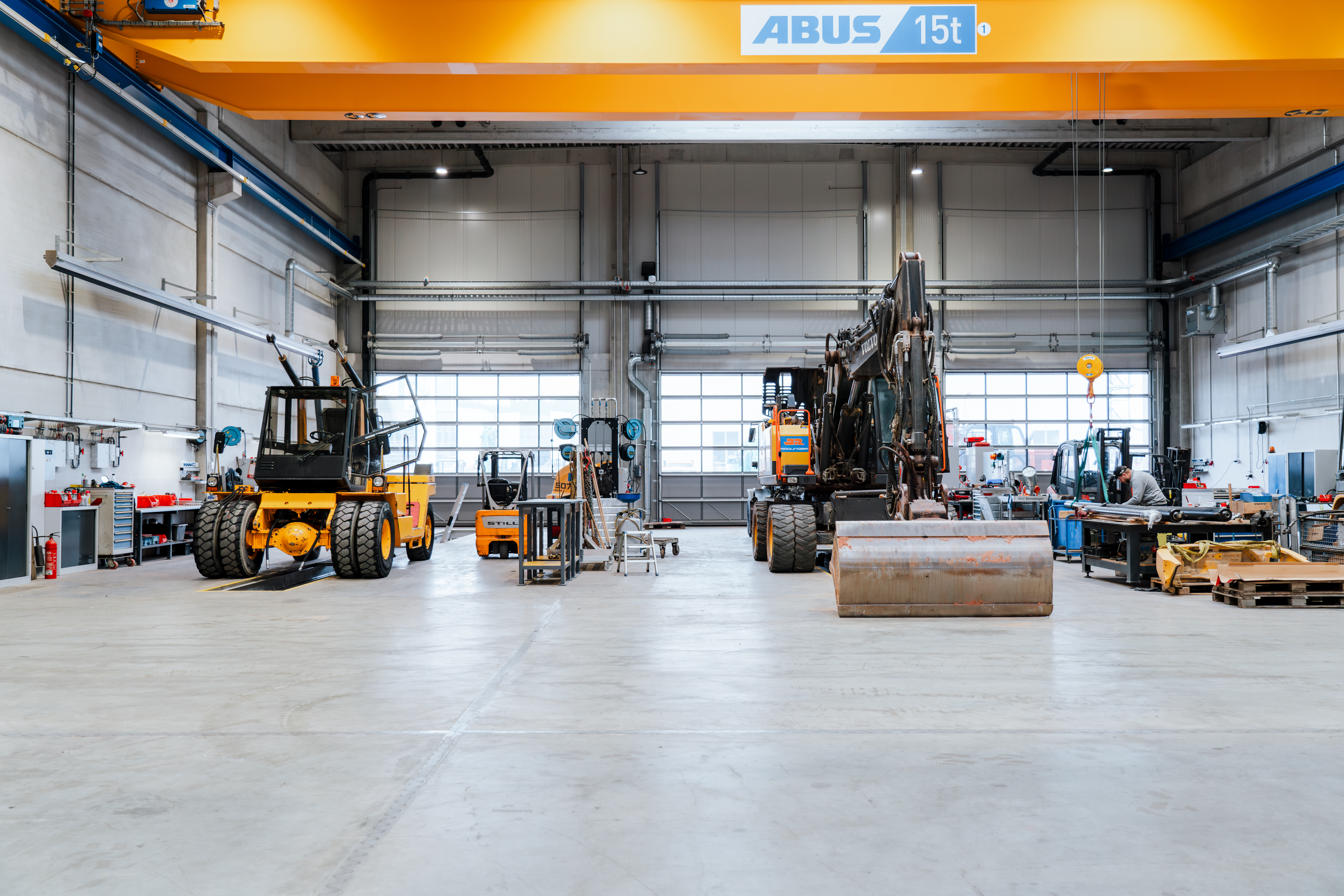 Baumaschinen bei der Reparatur in der Werkstatthalle der Josef Rädlinger Unternehmensgruppe in Weiding