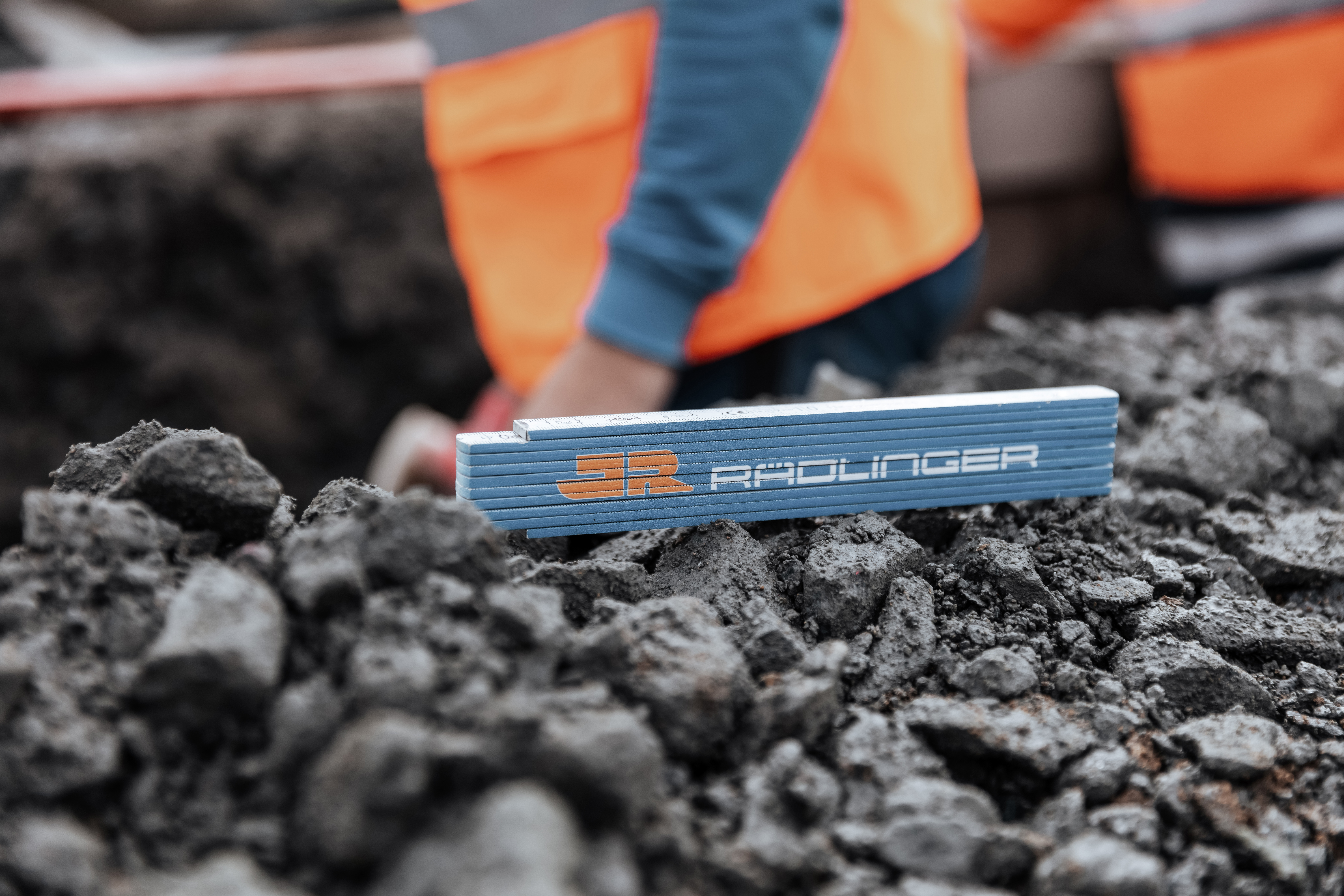 Detailaufnahme eines Rädlinger Zollstocks auf einer Baustelle