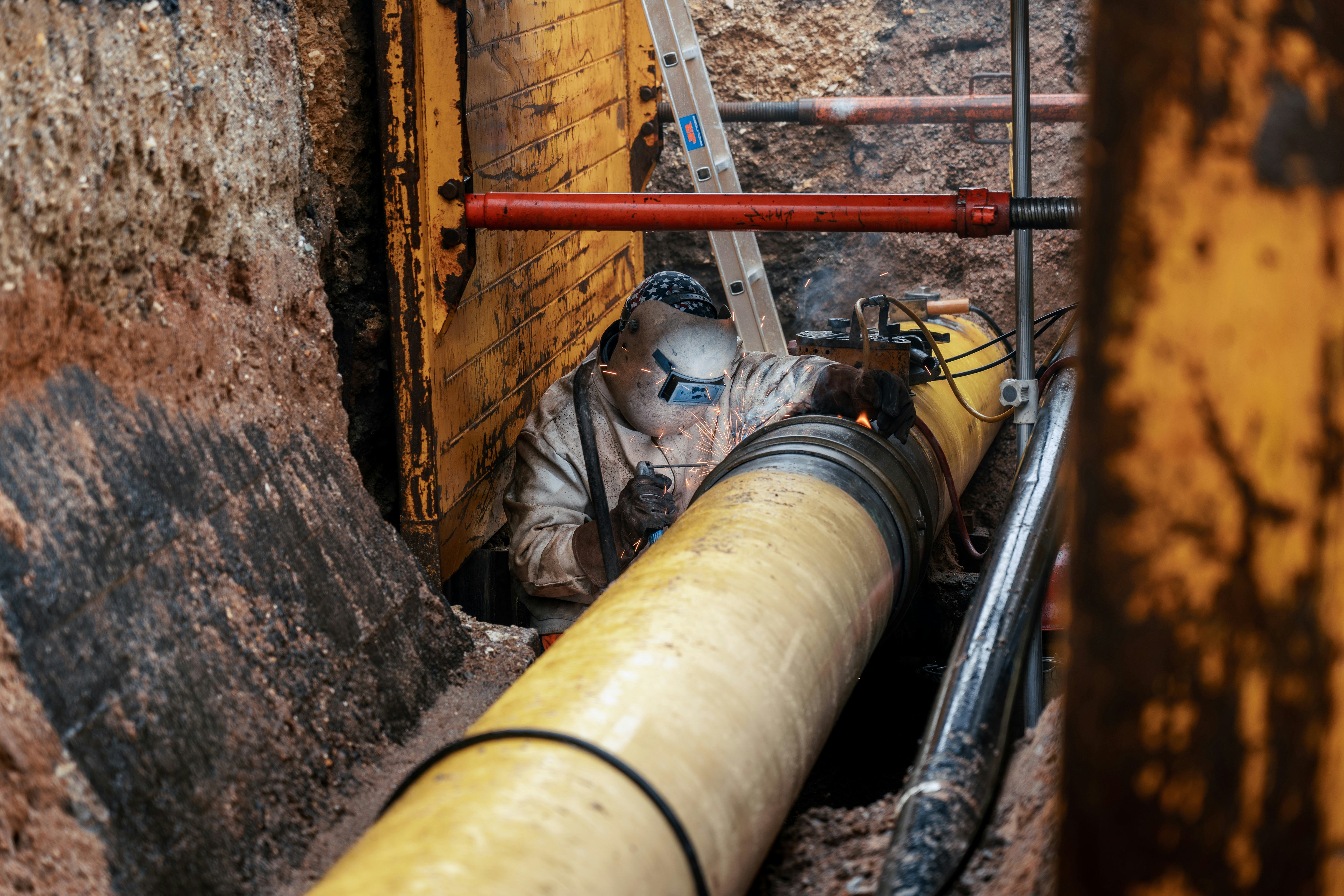 Rädlinger Mitarbeiter schweißt die bestehende Gasleitung an an die neue Gasleitung