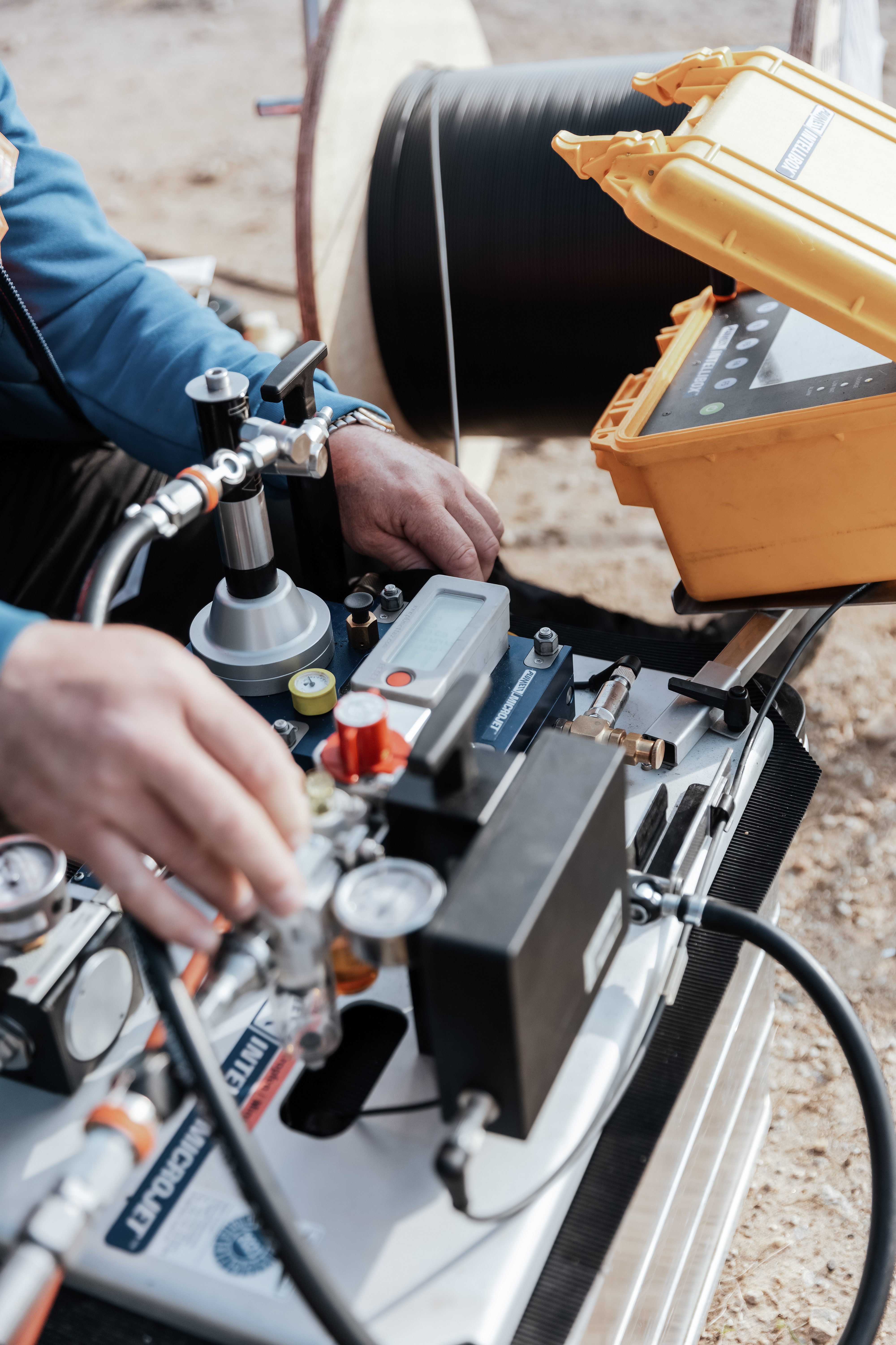 Netztechnik: Mitarbeiter mit Kabeleinblasgerät, Detailaufnahme des Geräts