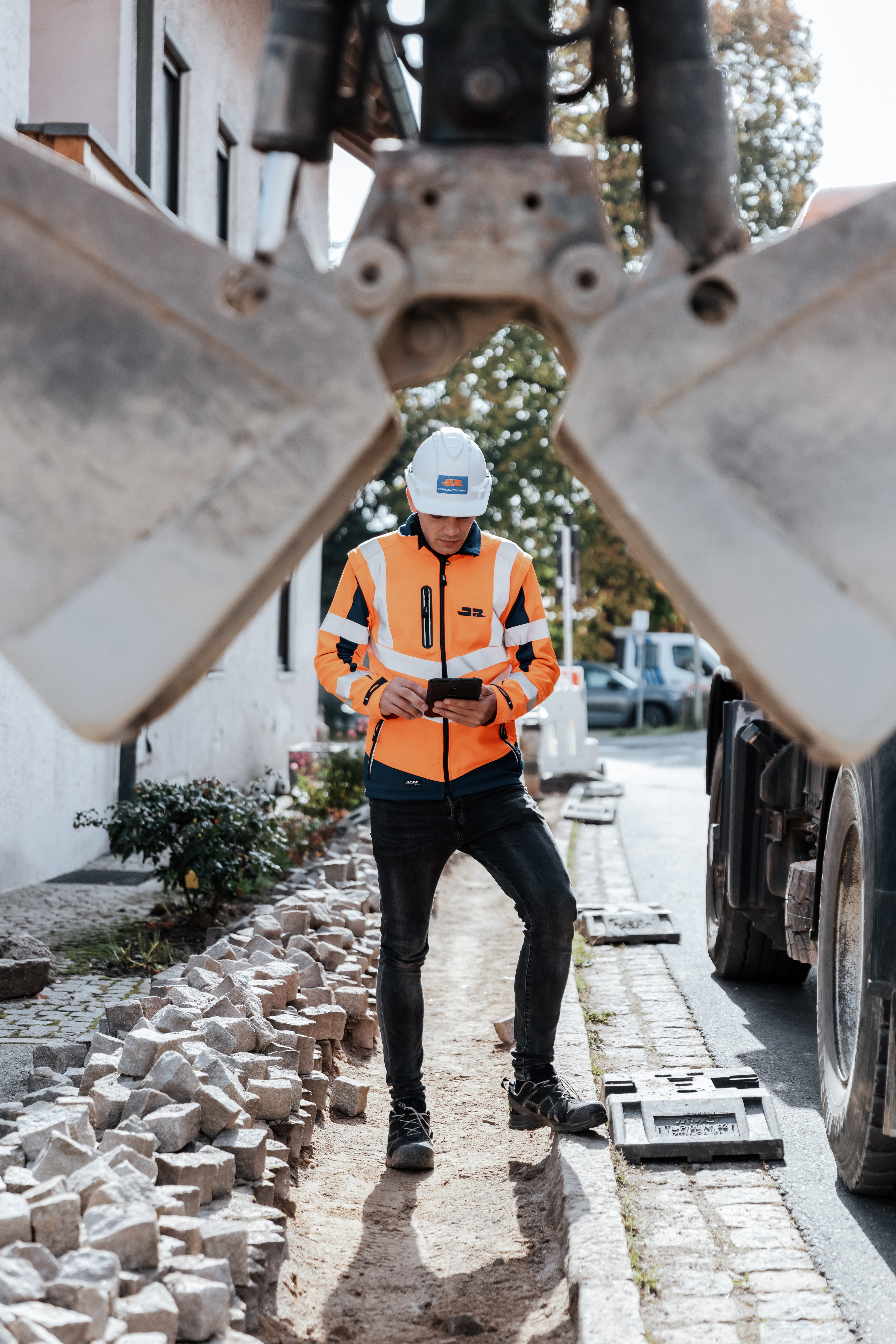 Bauleiter dokumentiert auf einer Breitband-Baustelle