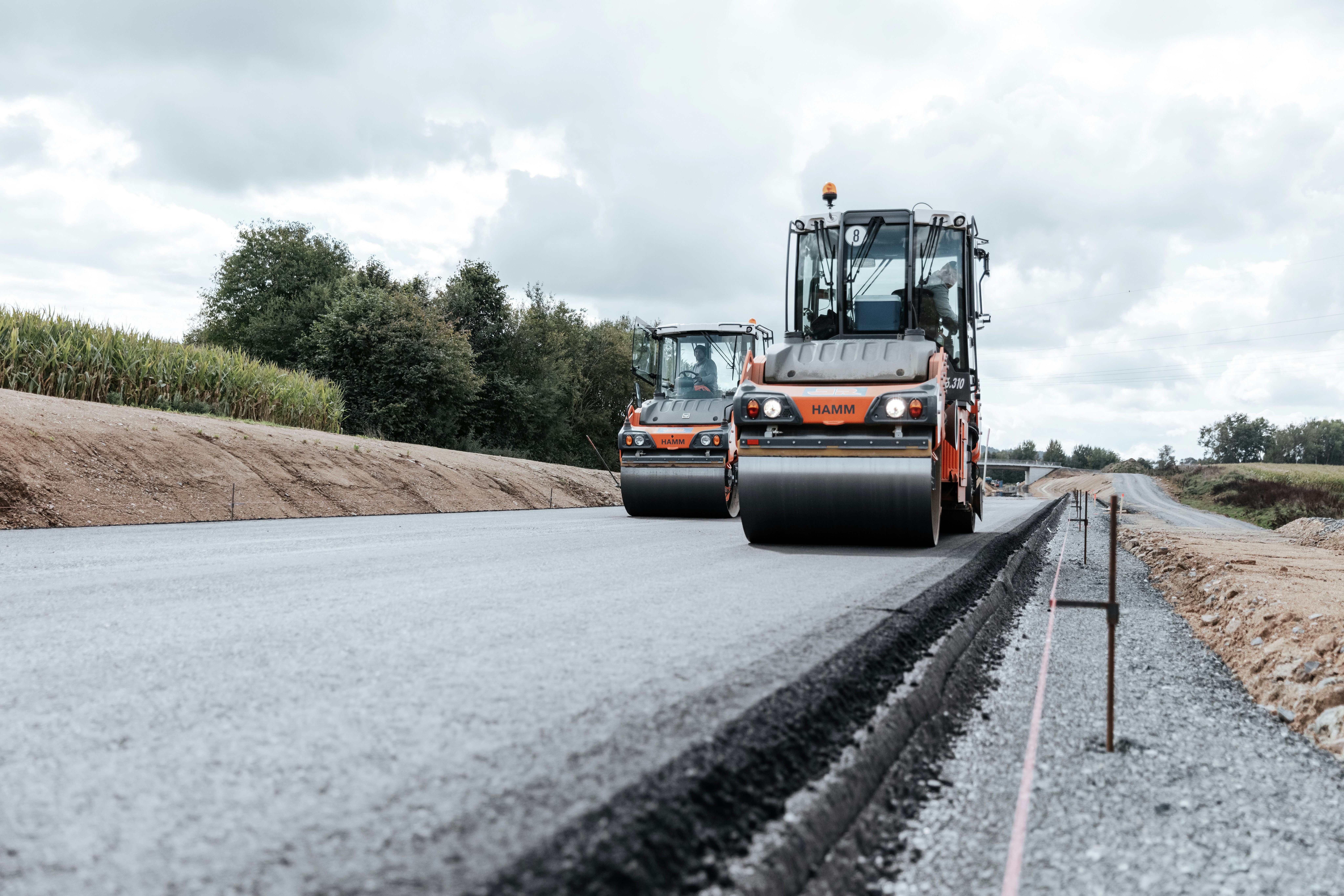 Zwei Rädlinger Asphaltwalzen auf neu asphaltierter Straße