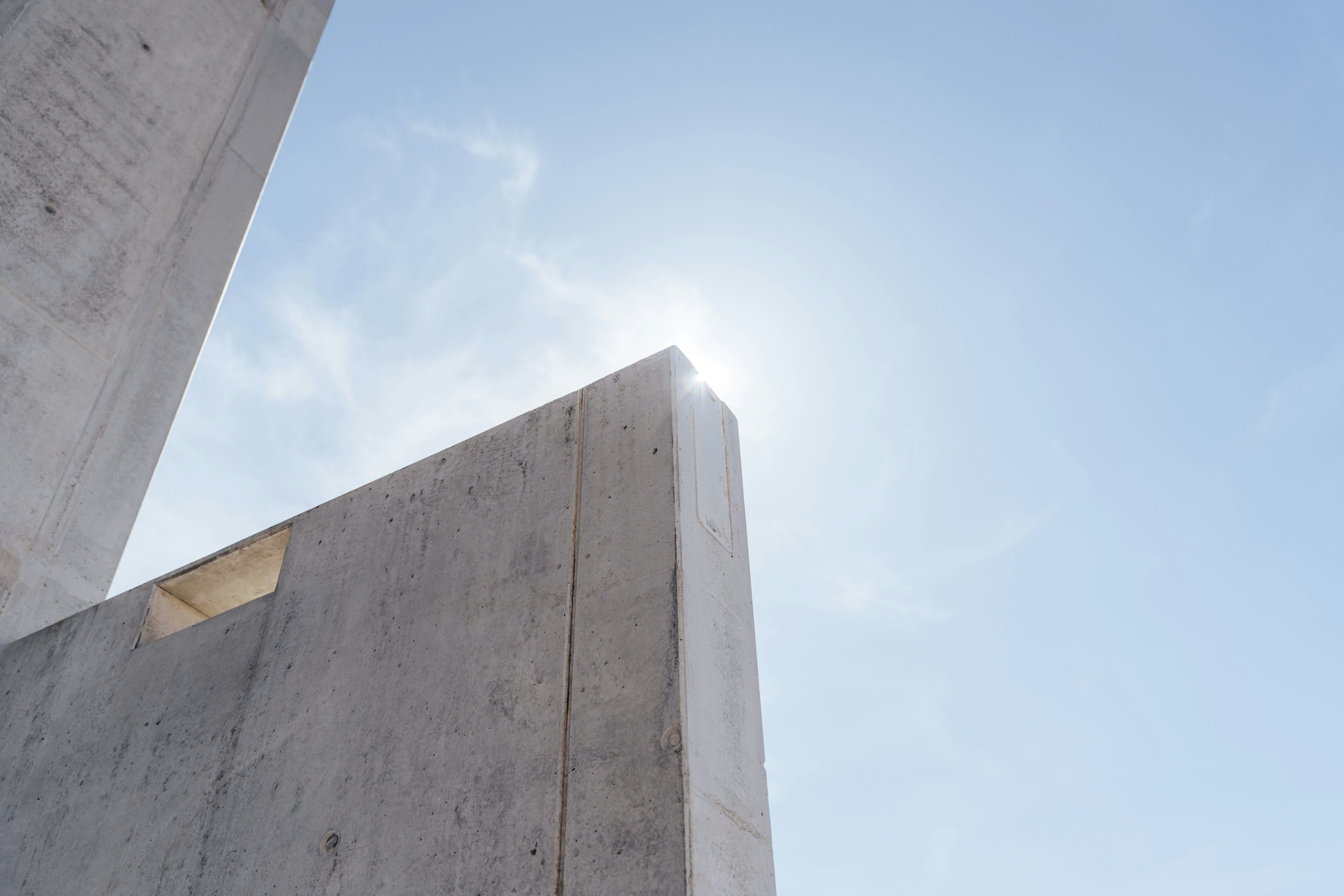 Hinter der Betonwand steigt langsam die Sonne auf