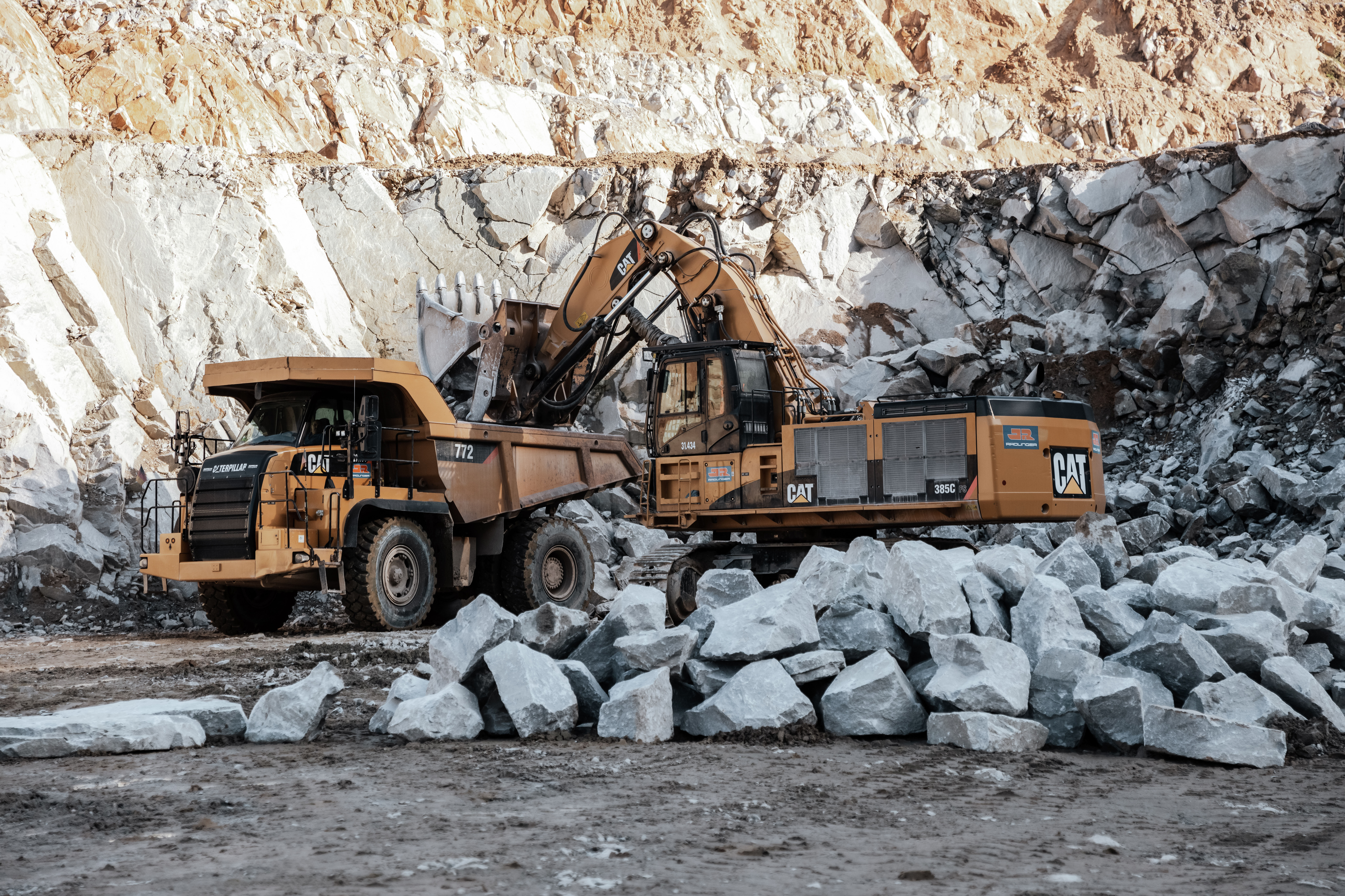 Rädlinger Steinbruch Blauberg Aufnahme Dumper mit Bagger bei Steinverladung nach Sprengung