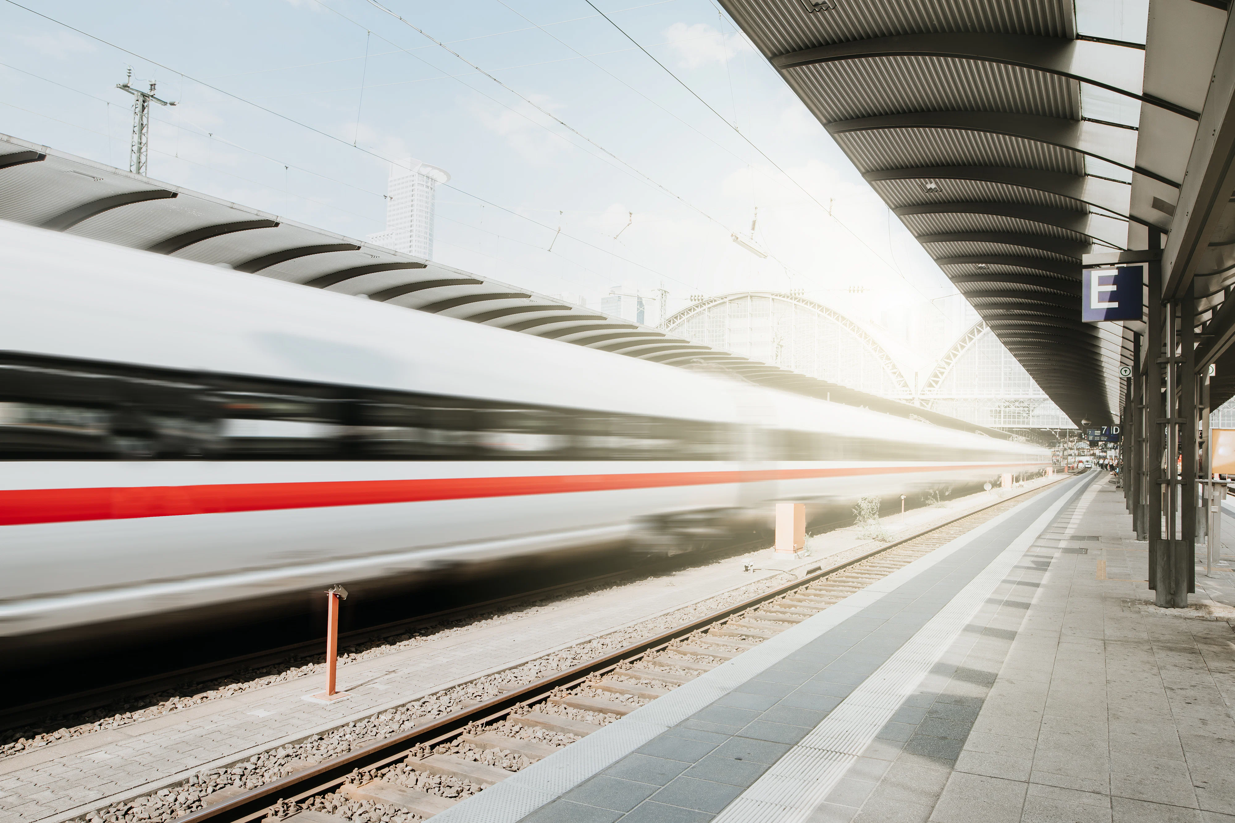 ICE bei Durchfahrt durch Bahnhof