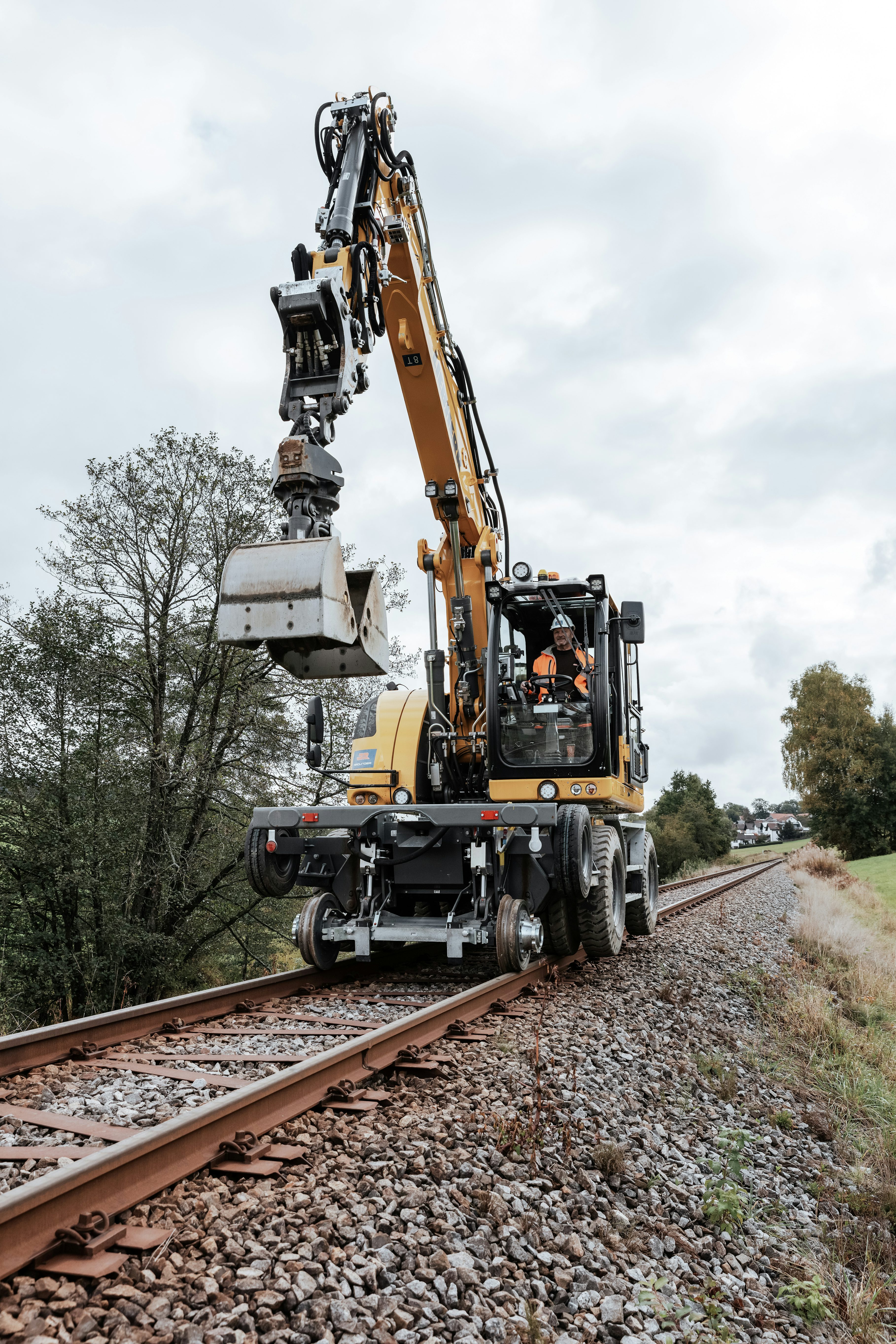Rädlinger Bahnbau: Zweiwegebagger fährt auf Gleis