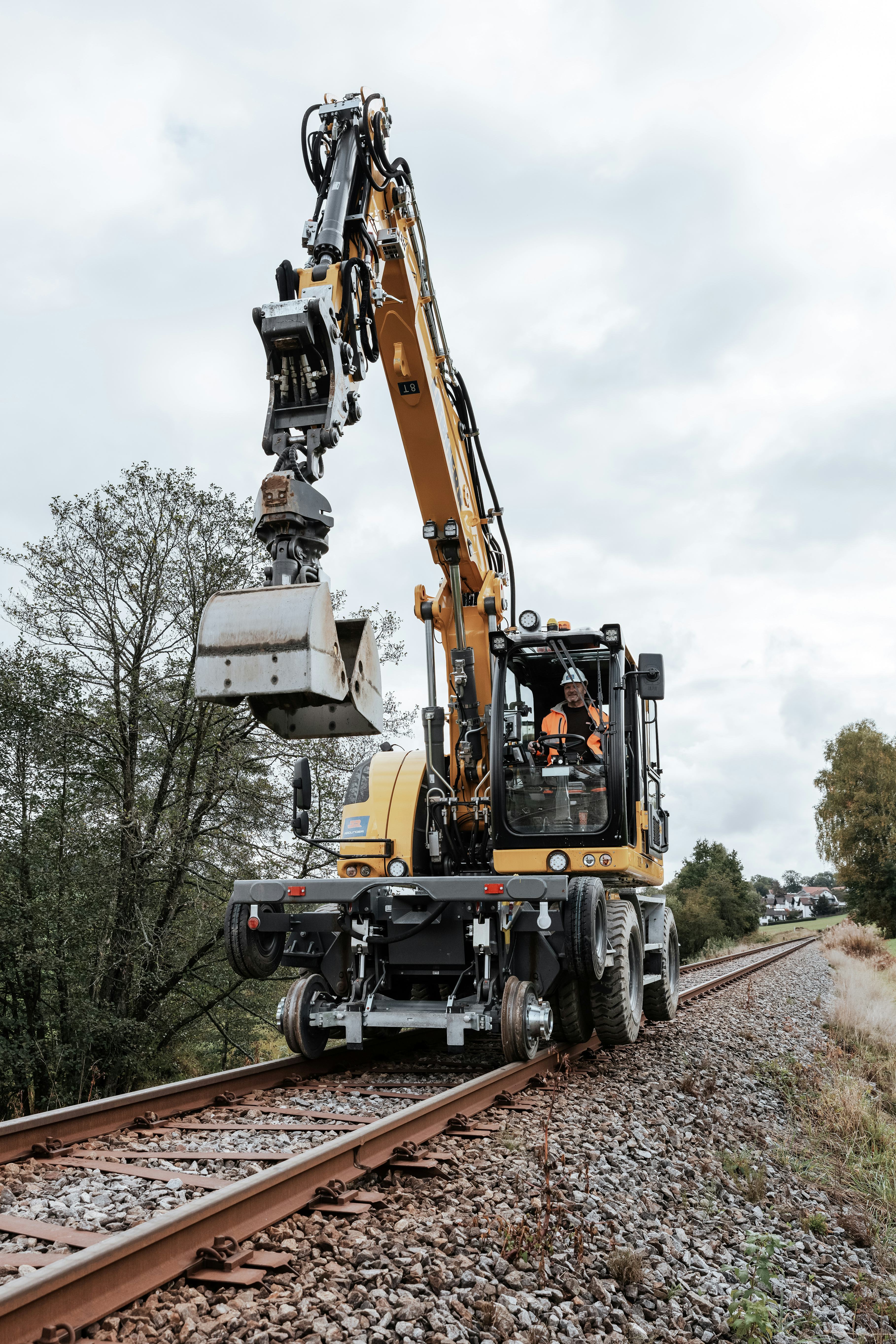Rädlinger Bahnbau: Zweiwegebagger fährt auf Gleis