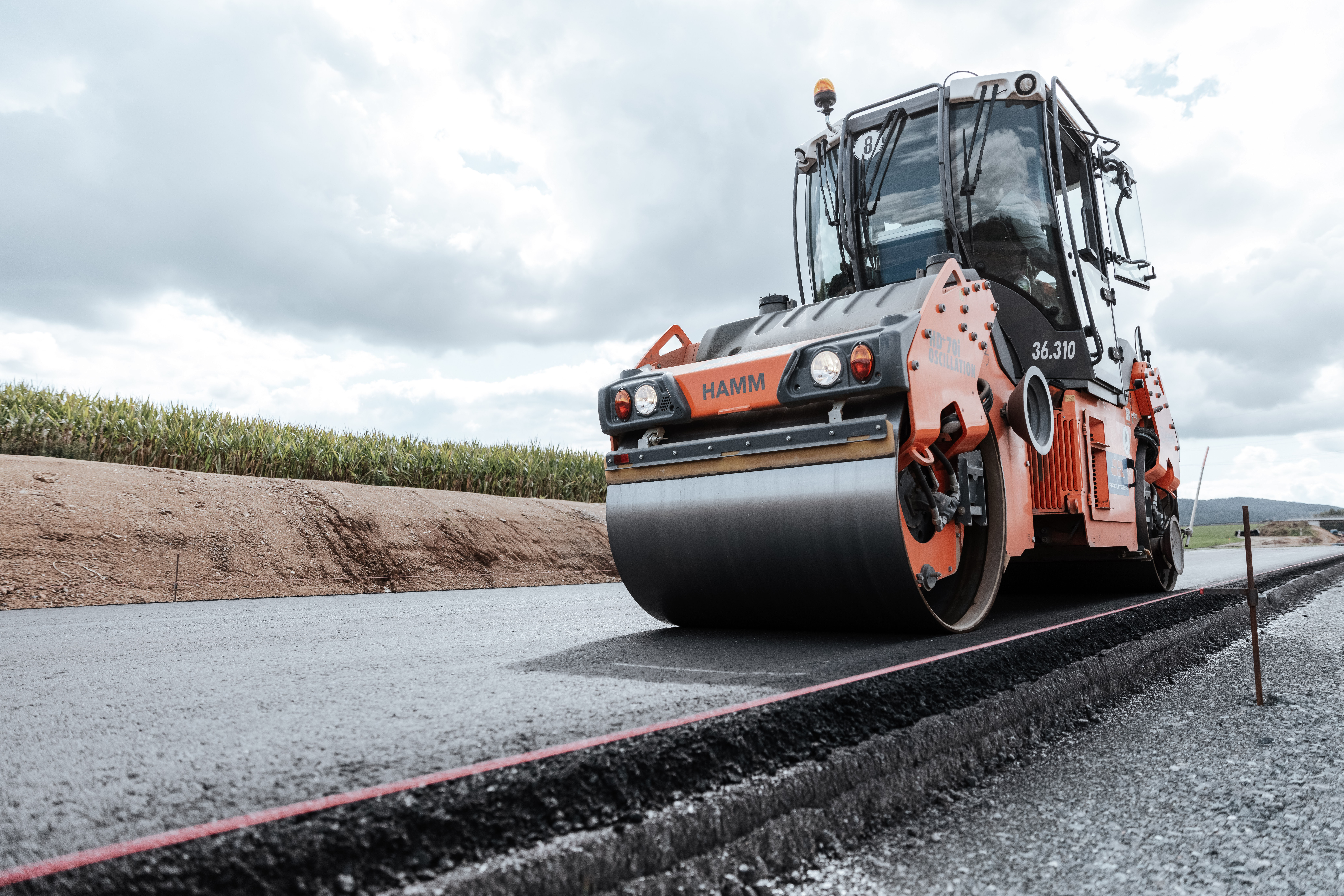 Asphaltbau: Walze auf neu asphaltierter Straße