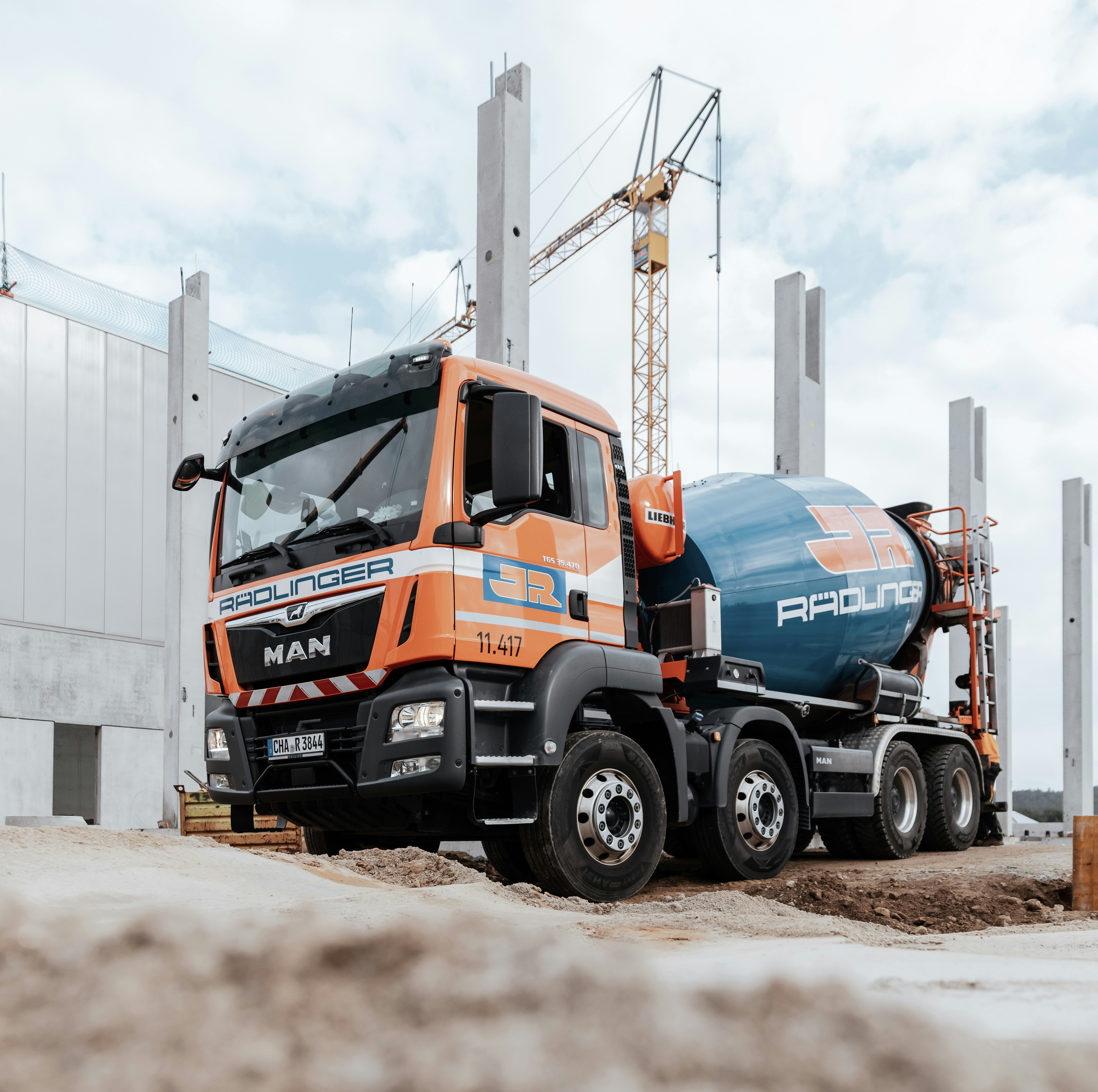 Josef Rädlinger Asphaltmischer vor Baustelle