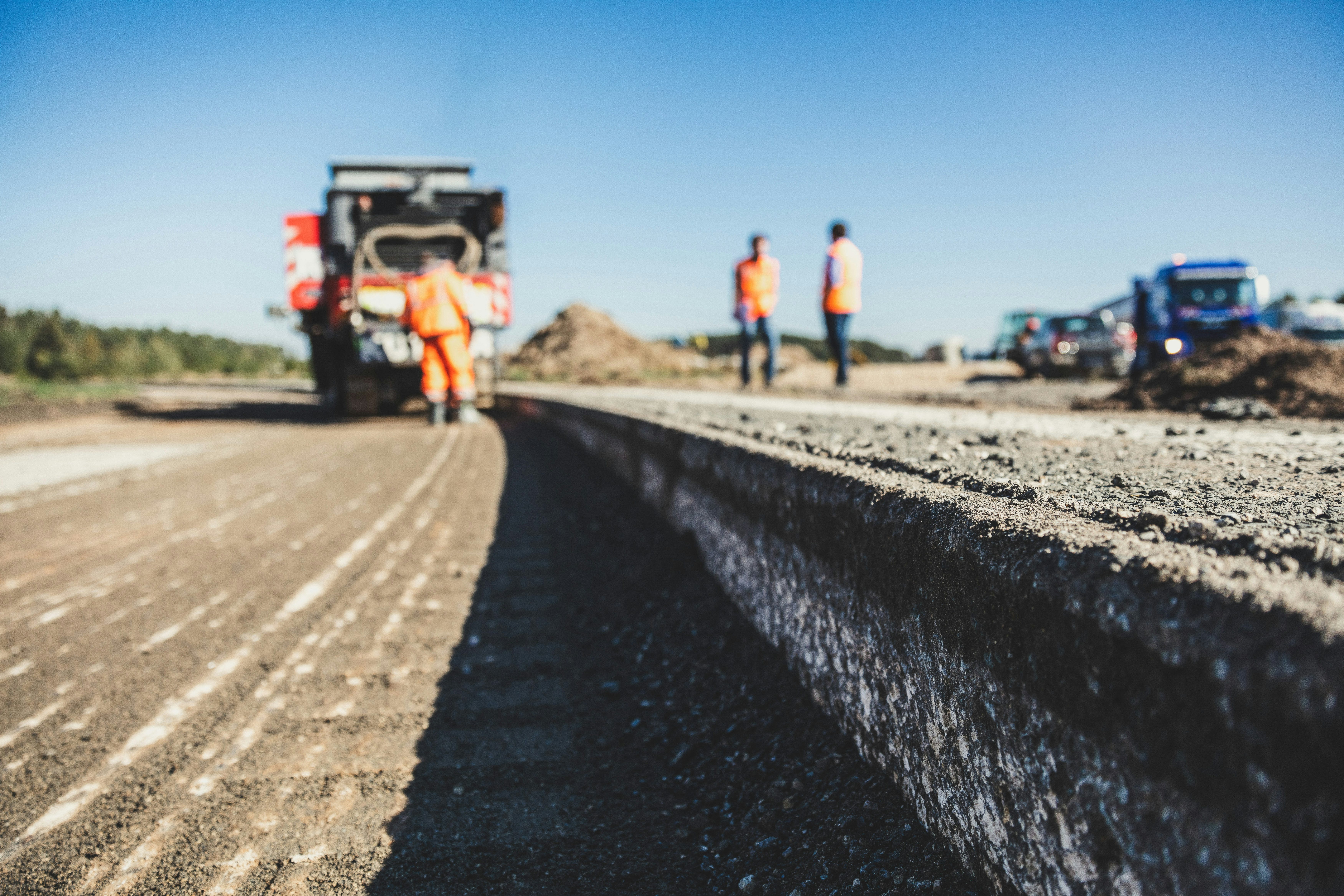 Sanierung einer Straße mit Asphaltfräse