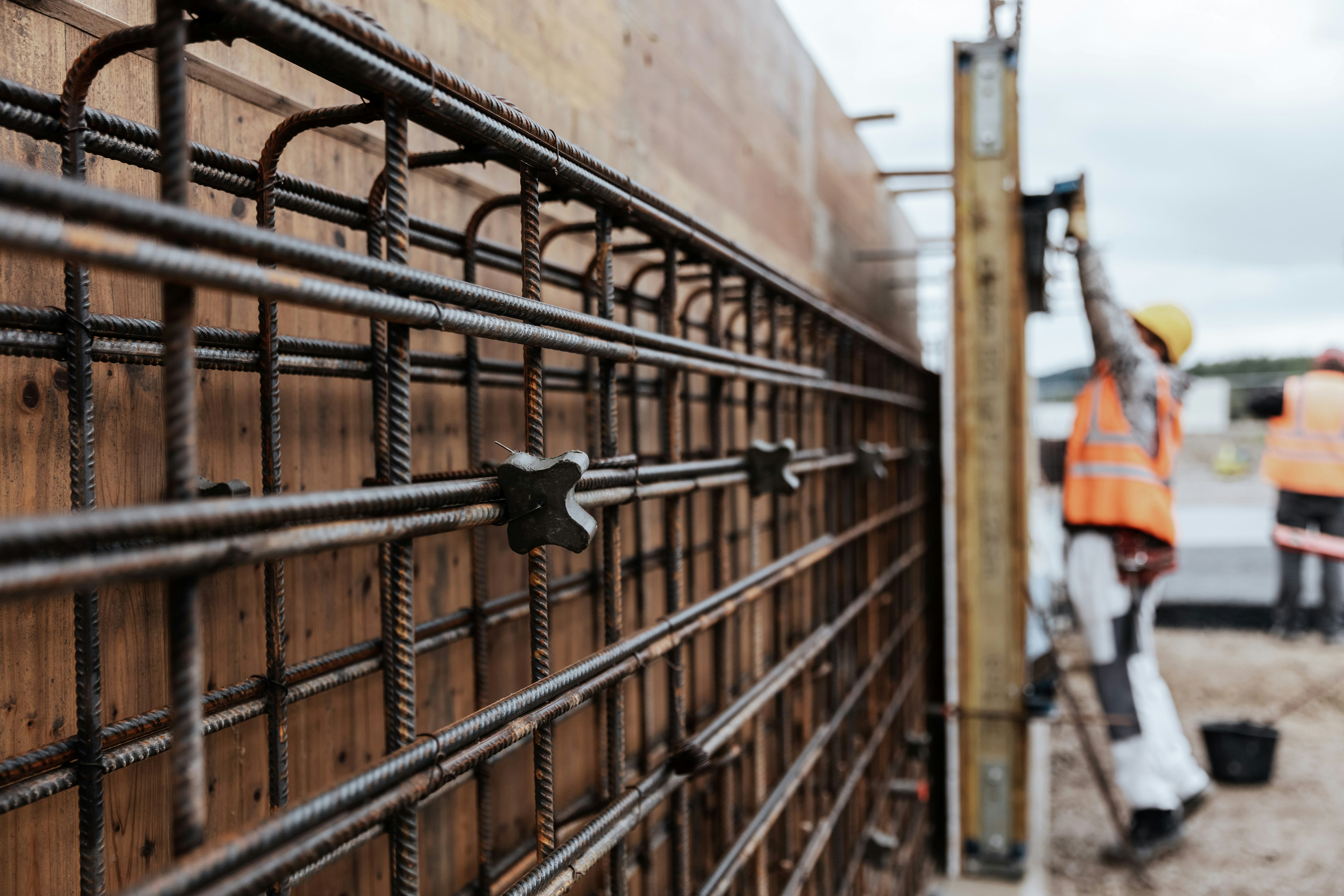 Rädlinger Wasserbau: Bauarbeiter bei Schalungsarbeiten für ein Hochwasserrückhaltebecken