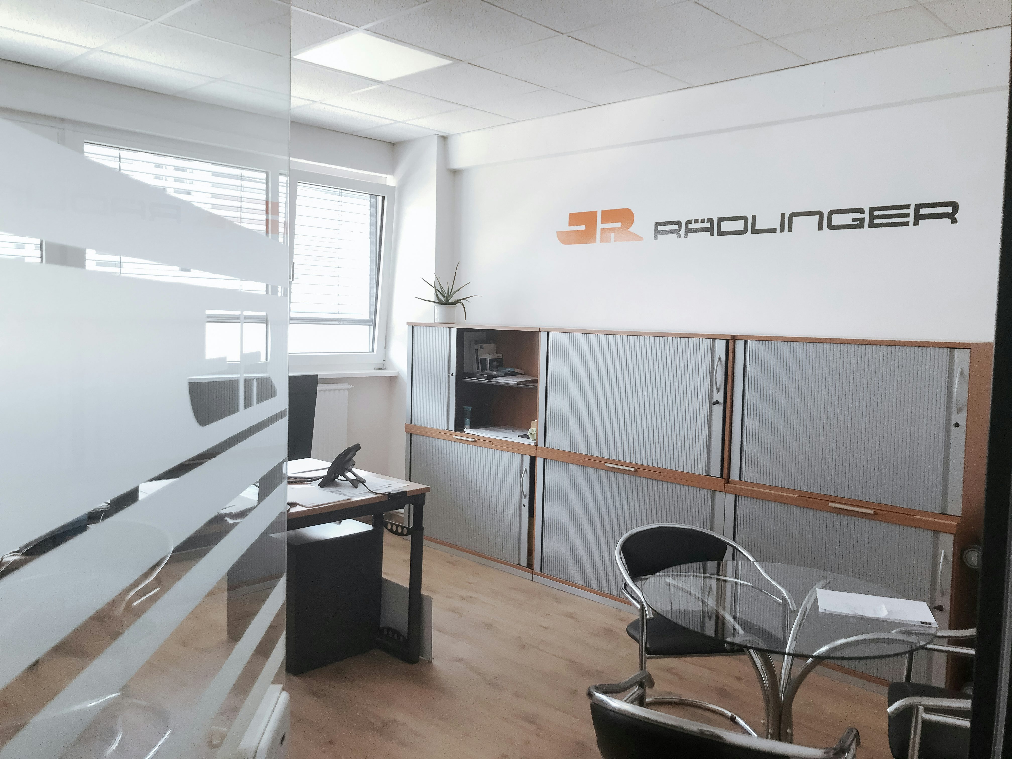 Rädlinger Standort in Fürth: helles Büro mit moderner Ausstattung von innen