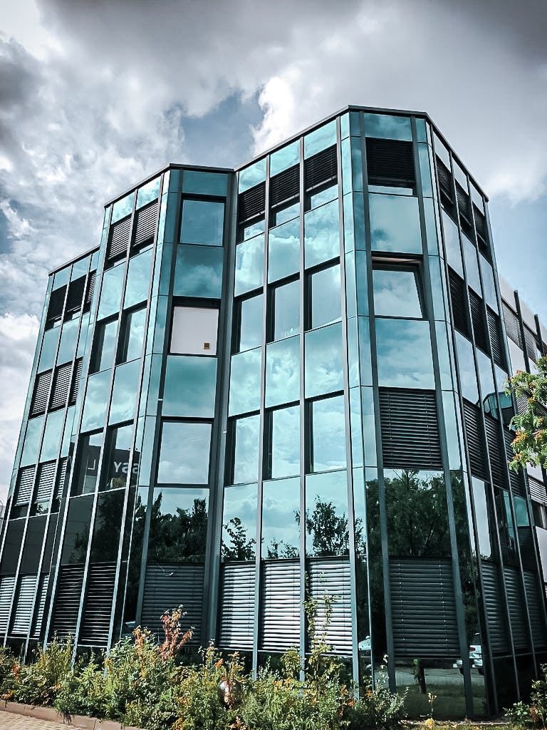 Rädlinger Standort in Markkleeberg: Glasfassade des Bürogebäudes von außen