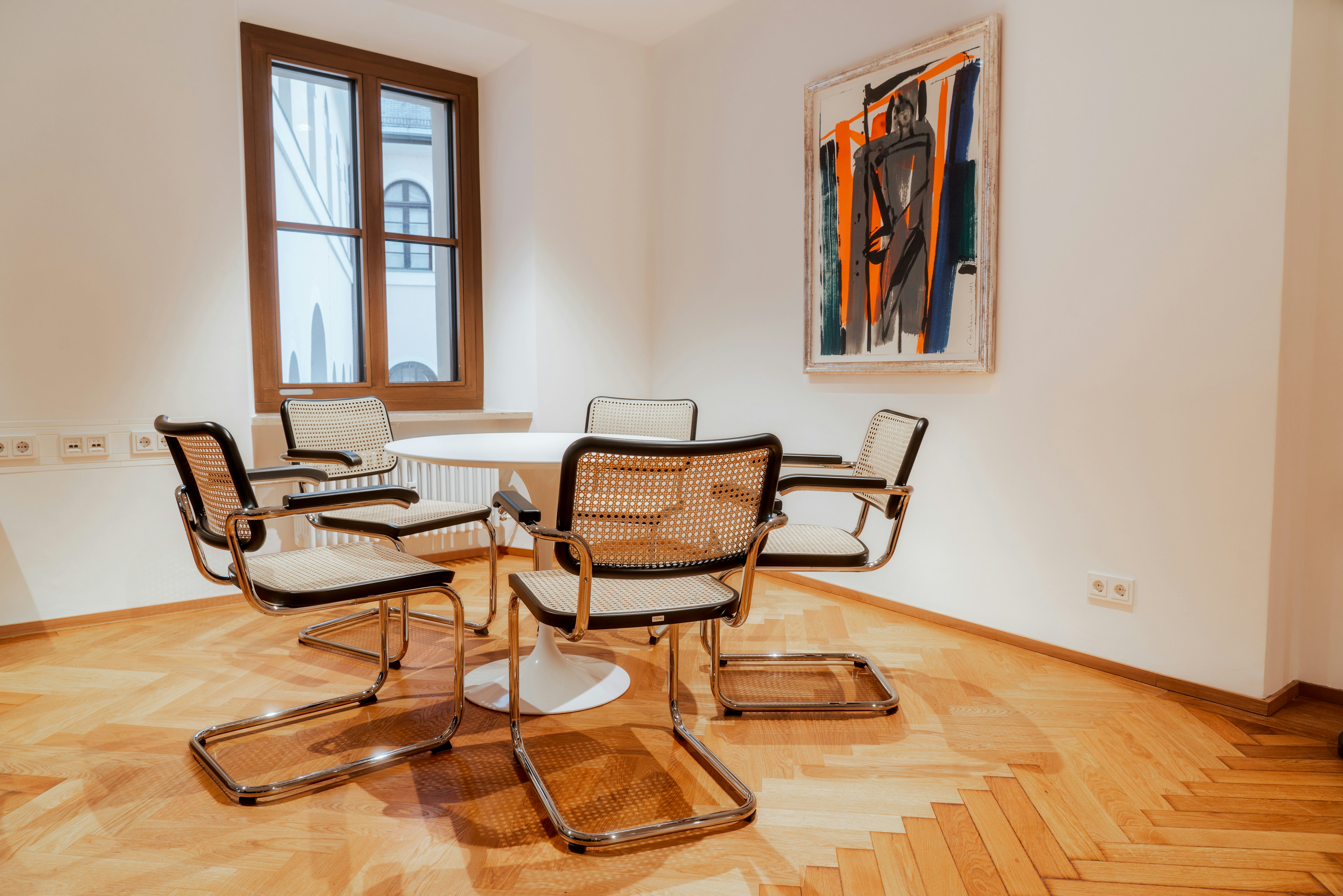 Rädlinger Standort Regensburg: Büro mit Besprechungstisch und Stühlen von innen