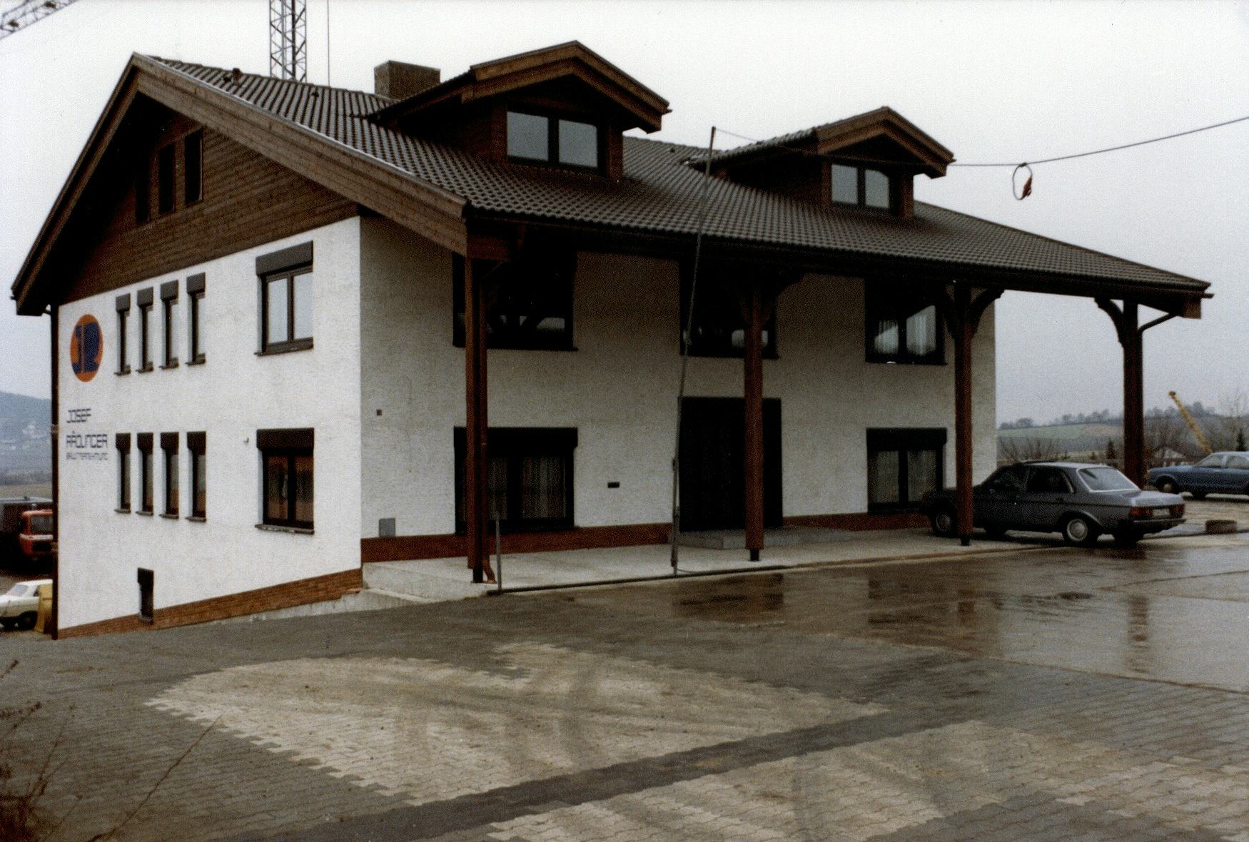 Geschichte der Josef Rädlinger Unternehmensgruppe: Das erste eigene Verwaltungsgebäude in den 1980er Jahren von außen