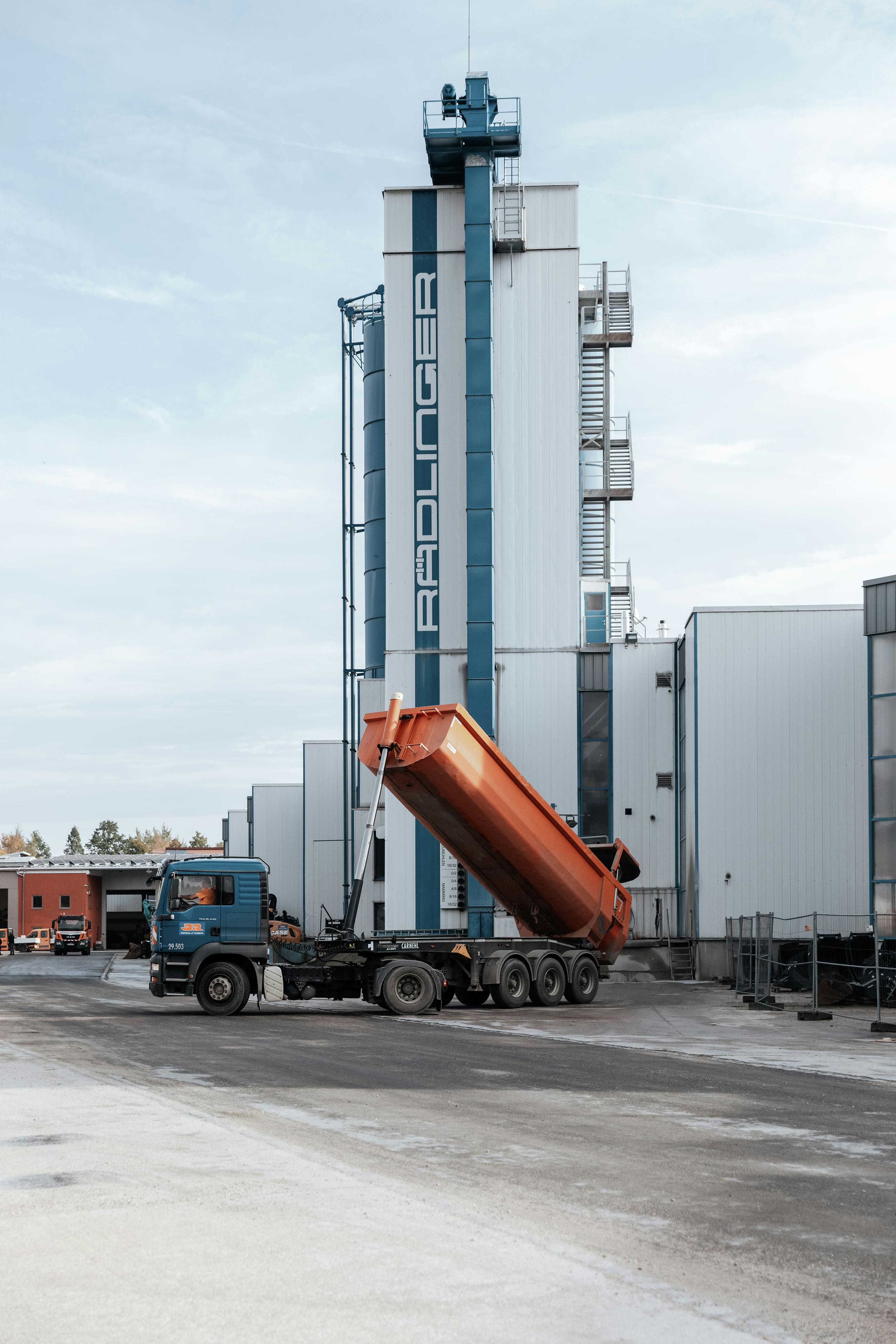 LKW vor Turmanlage des firmeneigenen Betonwerks von Rädlinger in Weiding