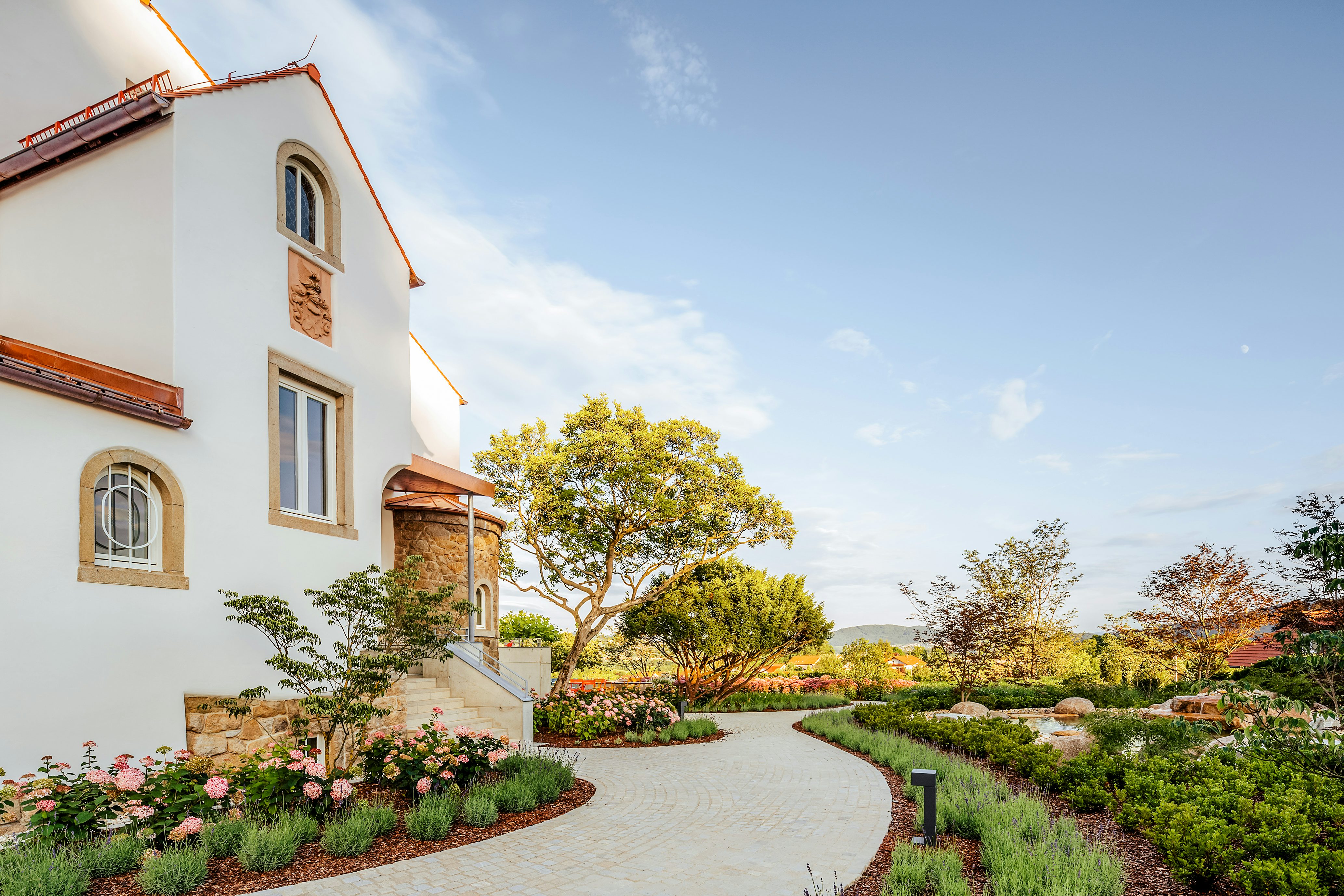 Außenansicht des 's Kloster mit Garten