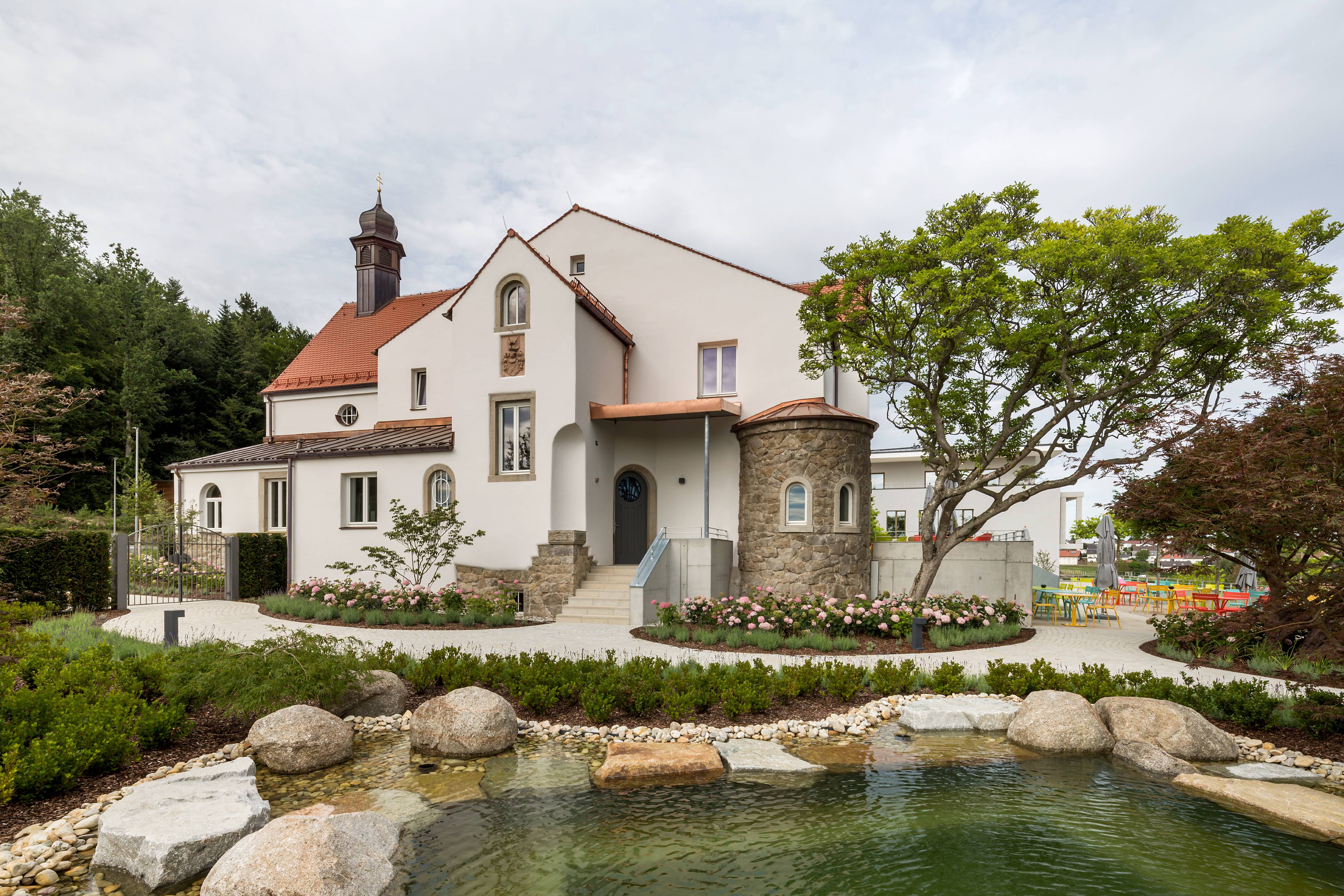 's Kloster mit Garten und Terrasse von außen